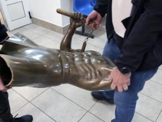 Leutar.net Ispilan napola, bez nogu i glave - ovako izgledaju ostaci kipa Bruce Leeja