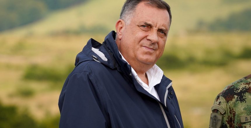 Leutar.net Centralna proslava SNSD-a u Doboju: Dodik dijeli svoje knjige i pečenje!