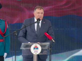 Leutar.net (VIDEO) ZAPJEVAO NA POMENU Sveštenici služili parastos za 888 poginulih srpskih boraca, a Dodik zabavljao okupljene