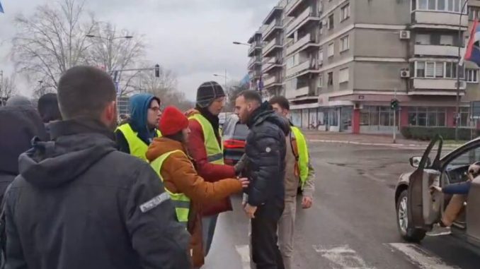 Leutar.net (VIDEO) Incident u Novom Sadu: BMW-om probao da probije blokadu, građani pojurili vozača niz ulicu