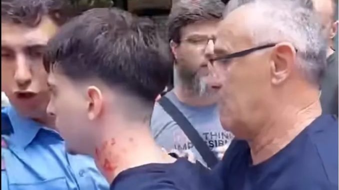 Leutar.net (VIDEO) Kosovski policajac hvatao za vrat i maltretirao maturanta u Kosovskoj Mitrovici, spasili ga građani