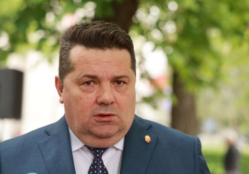 Leutar.net Plaćaju 350.000 KM za 4 vozila: Narodna skupština Srpske kupuje automobile od SAVJETNIKA Nenada Stevandića