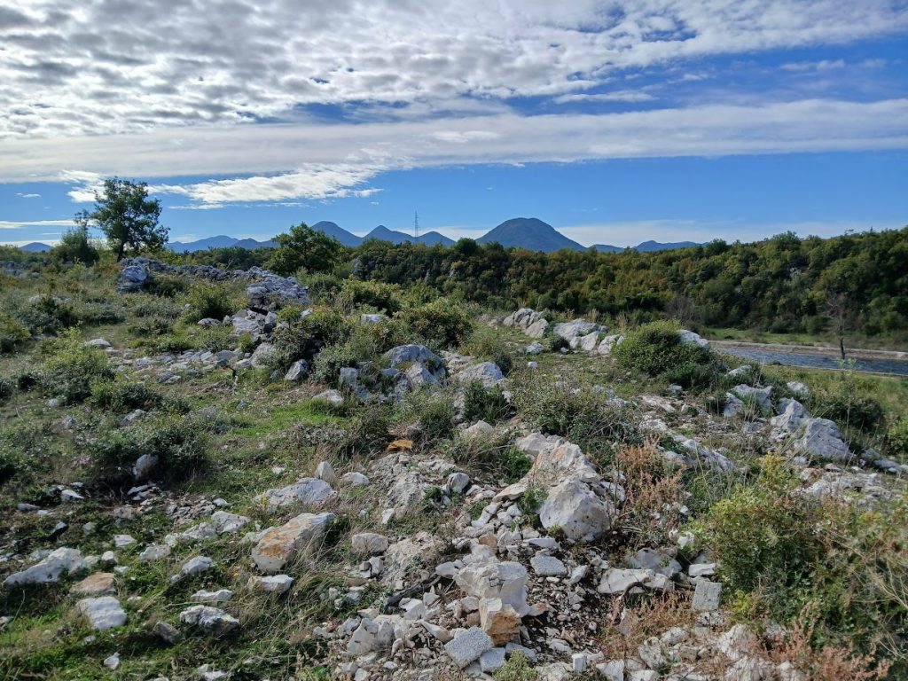 Prodajem zemljište na obali Trebišnjice, u blizini Manastira Tvrdoš Leutar.net Leutar.net Prodajem zemljište na obali Trebišnjice, u blizini Manastira Tvrdoš