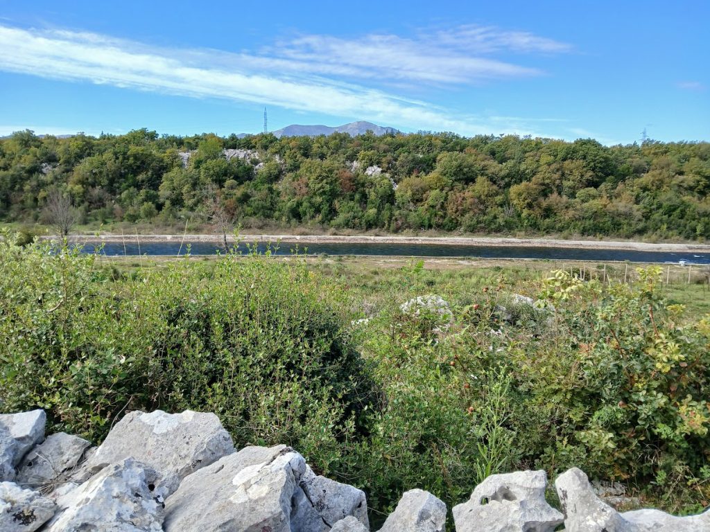 Prodajem zemljište na obali Trebišnjice, u blizini Manastira Tvrdoš Leutar.net Leutar.net Prodajem zemljište na obali Trebišnjice, u blizini Manastira Tvrdoš