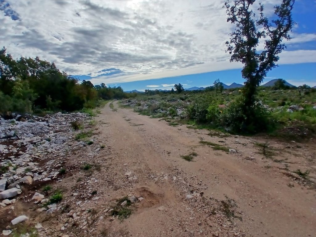 Prodajem zemljište na obali Trebišnjice, u blizini Manastira Tvrdoš Leutar.net Leutar.net Prodajem zemljište na obali Trebišnjice, u blizini Manastira Tvrdoš