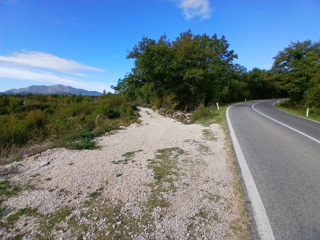 Prodajem zemljište na obali Trebišnjice, u blizini Manastira Tvrdoš Leutar.net Leutar.net Prodajem zemljište na obali Trebišnjice, u blizini Manastira Tvrdoš