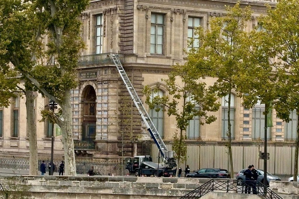 Velika pljačka Luvra trajala sedam minuta, pljačkašima dragulji ispadali dok su bježali (VIDEO) Leutar.net Leutar.net Velika pljačka Luvra trajala sedam minuta, pljačkašima dragulji ispadali dok su bježali (VIDEO)