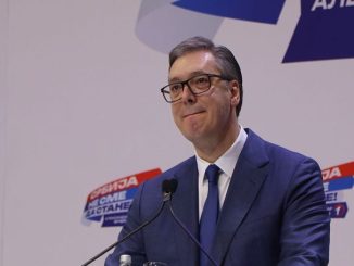 Leutar.net Vučić optužio narod za debakl protiv Albanije: Zgubidani se skupili ispred hotela!