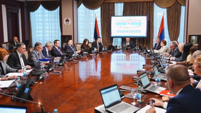 Leutar.net Vlada donijela odluku o povećanju plate premijeru, njegovim zamjenicima i ministrima