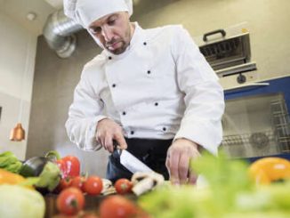 Leutar.net KUVARI U BIH ZARAĐUJU I DO 6.000 KM Plate otišle u nebo zbog manjka radnika