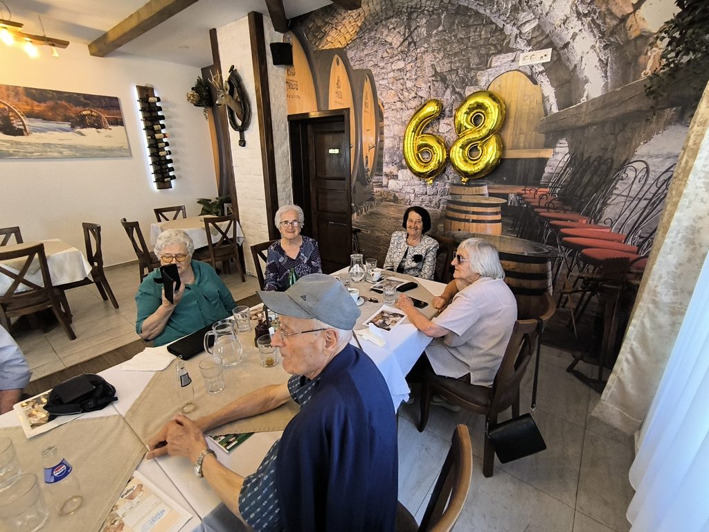 Nekadašnji učenici trebinjske gimnazije obilježili 68 godina mature Leutar.net Leutar.net Nekadašnji učenici trebinjske gimnazije obilježili 68 godina mature