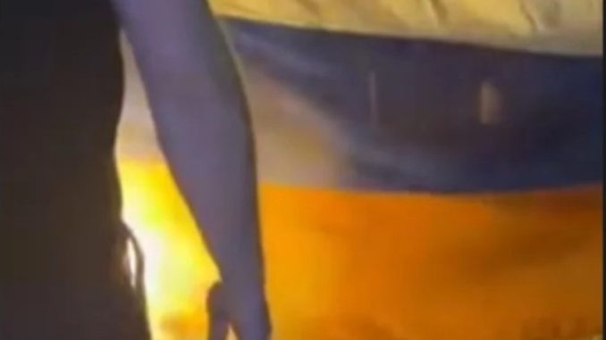 Leutar.net Paljenje zastave nastavak smišljenih udbaških provokacija na tragu snimka Dodik – Bakir, da li će sestrić Vico kupiti Dodiku kartu u loži pored Trampa?