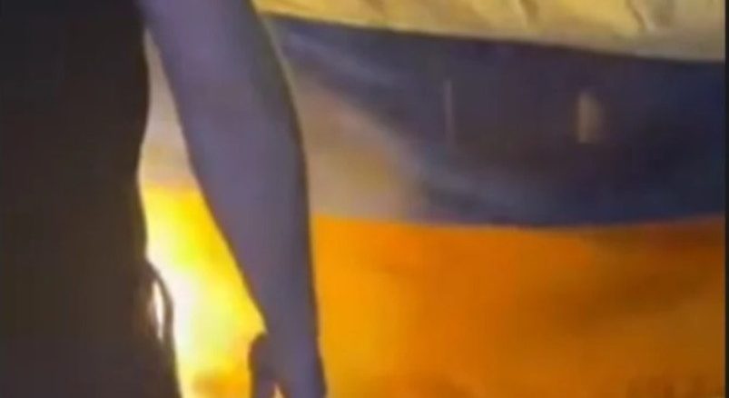 Leutar.net Paljenje zastave nastavak smišljenih udbaških provokacija na tragu snimka Dodik – Bakir, da li će sestrić Vico kupiti Dodiku kartu u loži pored Trampa?