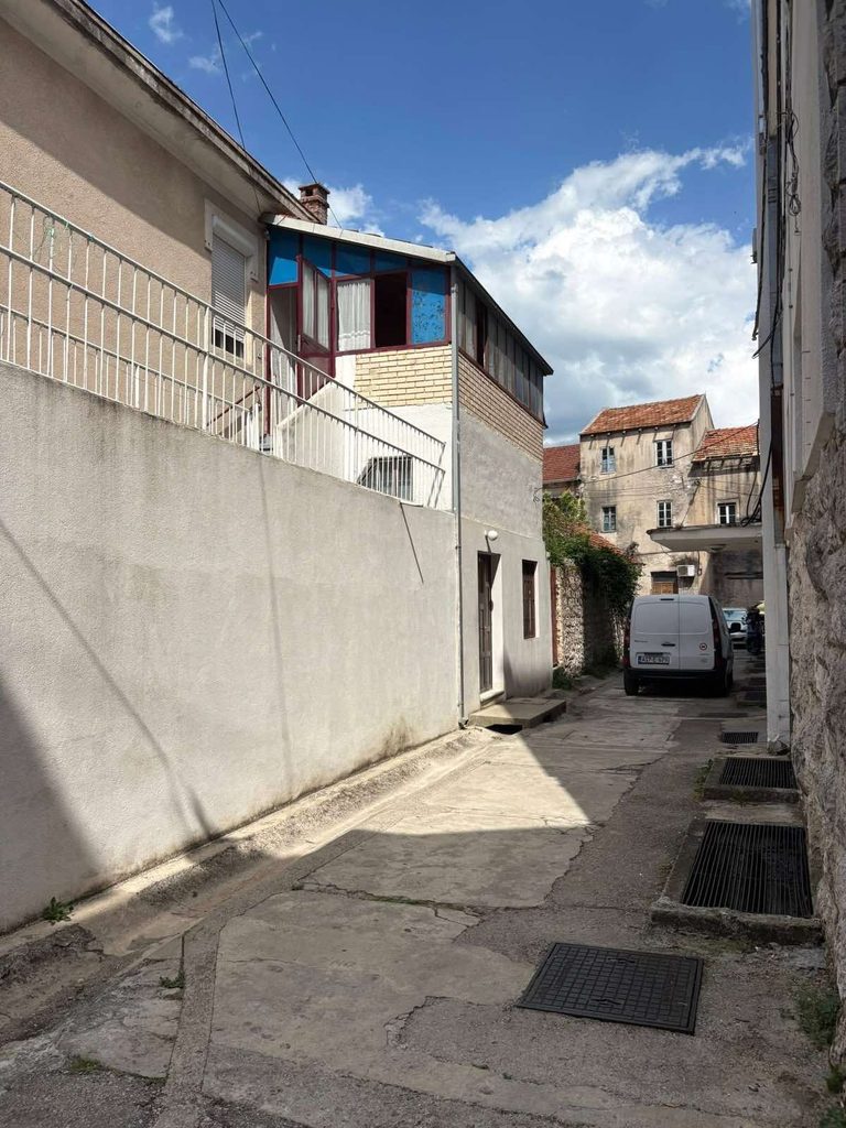 Leutar.net Rijetka prilika u srcu Trebinja – stan, poslovni prostor i vrt