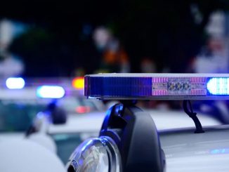 Leutar.net Policajac van dužnosti motociklom udario u grupu pješaka u Hadžićima, jedna osoba poginula, a tri povrijeđene