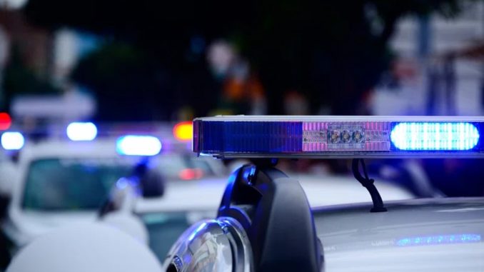 Leutar.net Policajac van dužnosti motociklom udario u grupu pješaka u Hadžićima, jedna osoba poginula, a tri povrijeđene