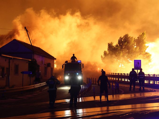 Leutar.net Požar kod Omiša, spaljeni automobili i kuće, vatrogasci se bore sa stihijom (VIDEO)